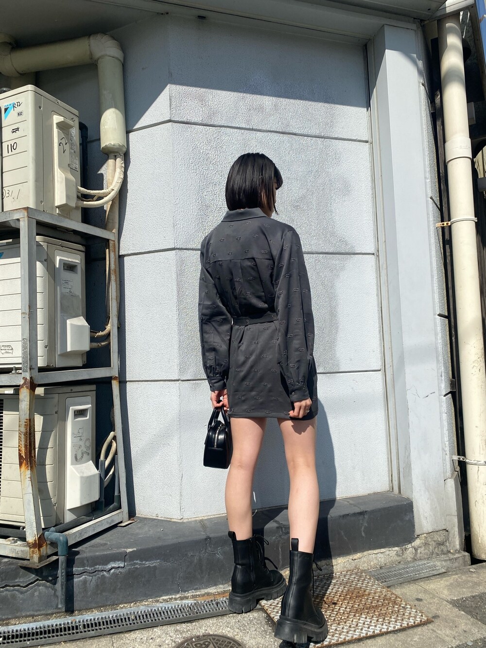 グレー系のワンピース、ブラック系のハンドバッグ、ブラック系のブーツを着用したレディースの春コーディネートの7枚目の写真