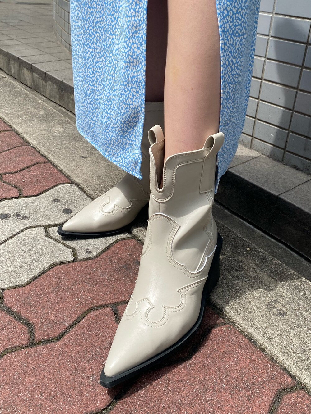その他のワンピース、ホワイト系のブーツ、グレー系のトートバッグを着用したレディースの春コーディネートの10枚目の写真