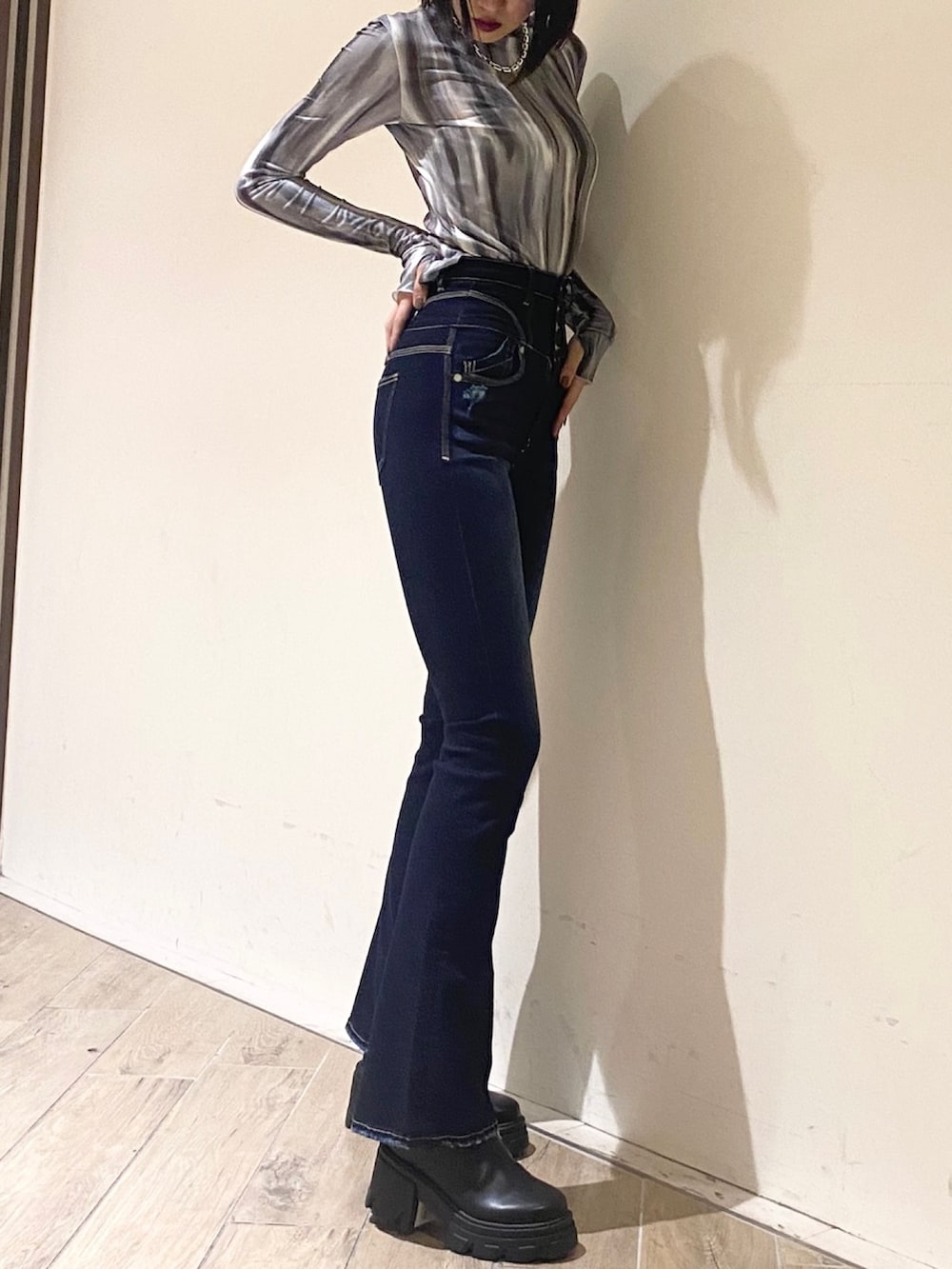 ブルー系のデニムパンツ、ブラック系のブーツ、ブラック系のMA-1を着用したレディースの秋コーディネートの4枚目の写真