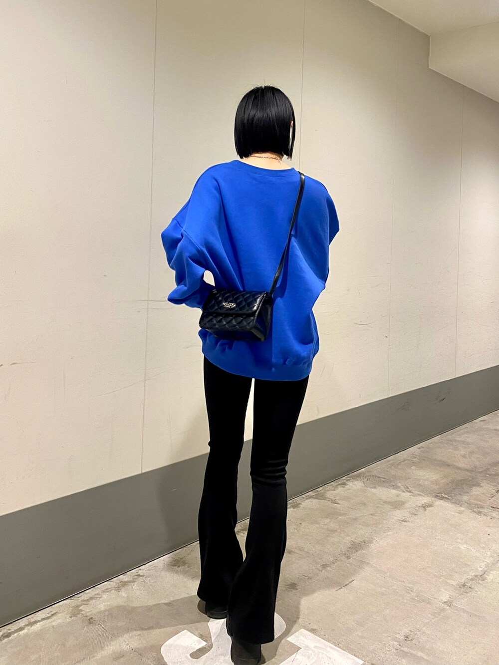 ブラック系のブーツ、ブラック系のその他パンツ、ブルー系のスウェットを着用したレディースの冬コーディネートの6枚目の写真