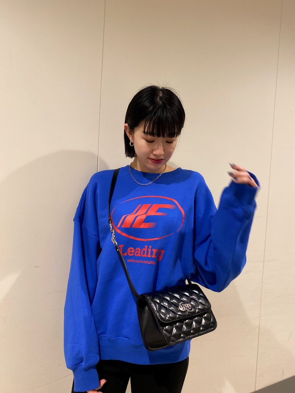 ホワイト系のブルゾン、ブラック系のその他パンツ、ブラック系のブーツを着用したレディースの冬コーディネートの8枚目の写真