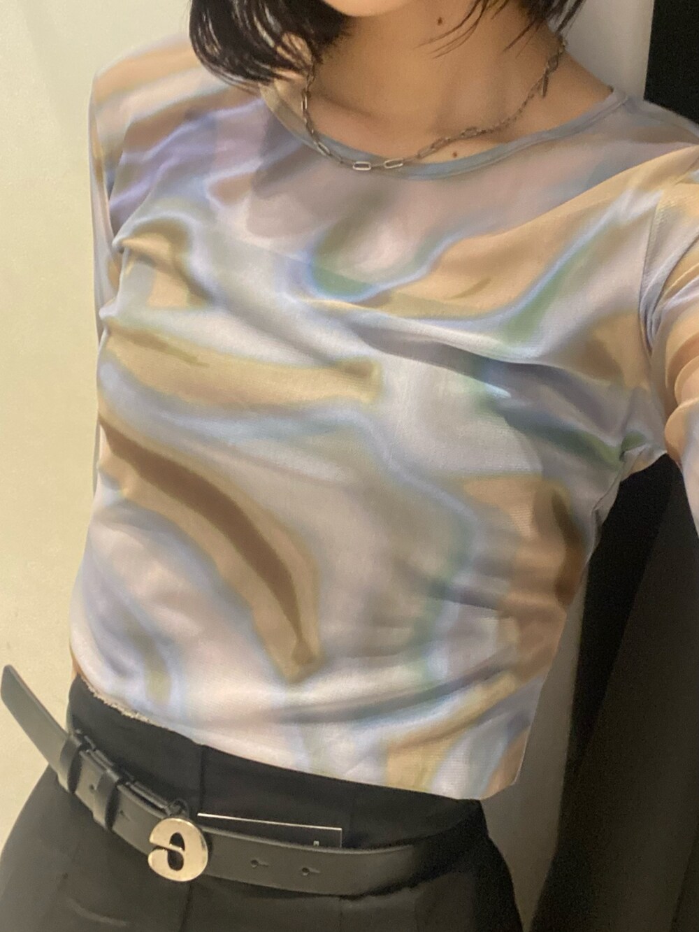 ブラック系のブーツ、ブラック系のその他パンツ、その他のTシャツ/カットソーを着用したレディースの秋コーディネートの5枚目の写真