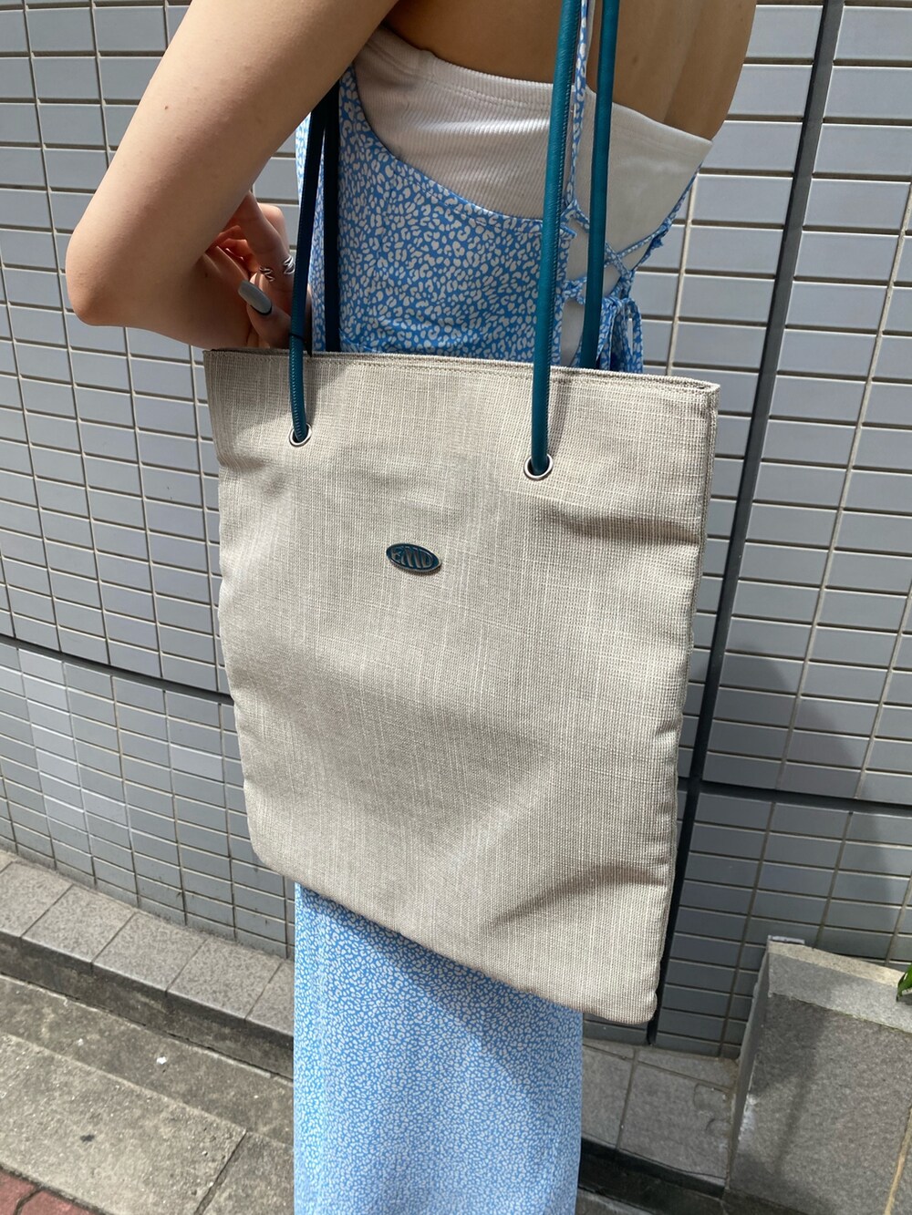 その他のワンピース、ホワイト系のブーツ、グレー系のトートバッグを着用したレディースの春コーディネートの9枚目の写真