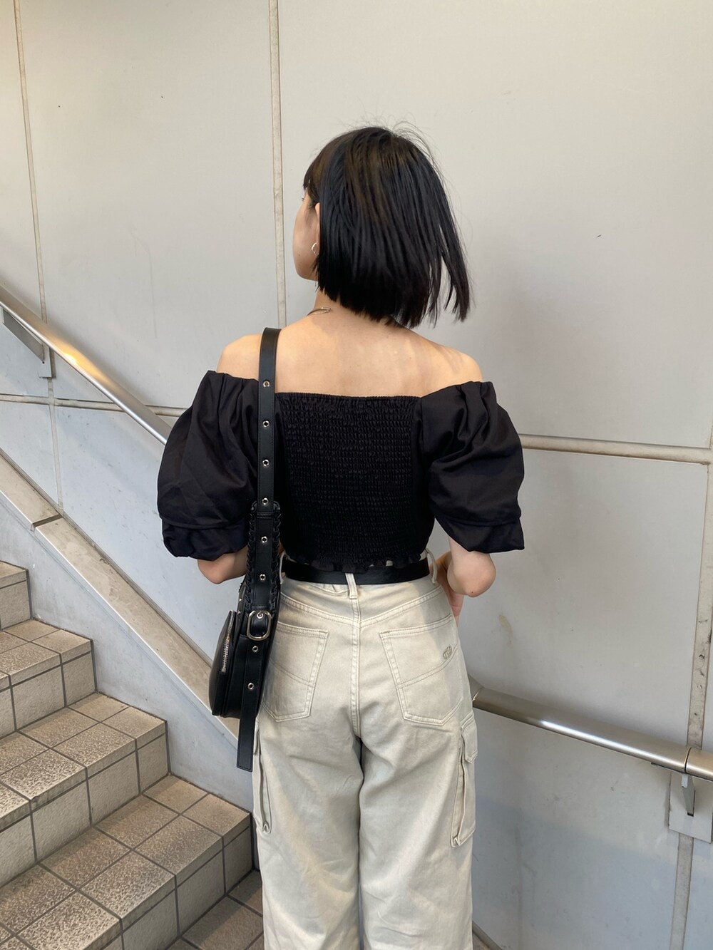 ブラック系のサンダル、ホワイト系のデニムパンツ、ブラック系のシャツ/ブラウスを着用したレディースの春コーディネートの10枚目の写真