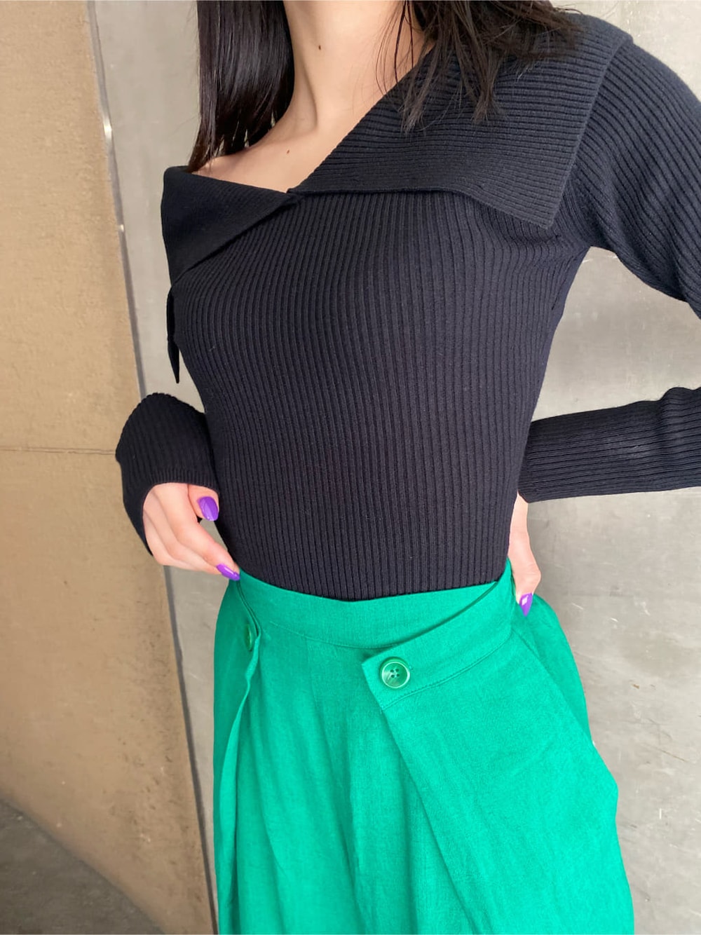 グリーン系のその他パンツ、ブラック系のニット/セーターを着用したレディースの冬コーディネートの6枚目の写真