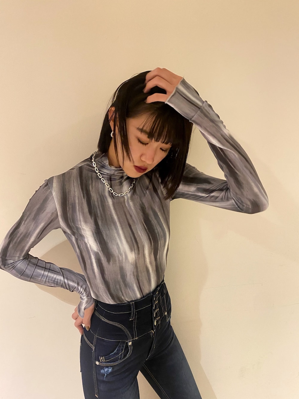 ブルー系のデニムパンツ、ブラック系のブーツ、ブラック系のMA-1を着用したレディースの秋コーディネートの6枚目の写真