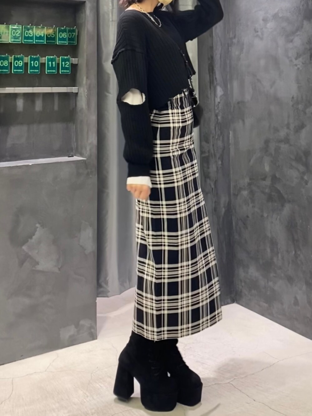 ブラック系のブーツ、その他のスカート、ブラック系のニット/セーターを着用したレディースの冬コーディネートの5枚目の写真