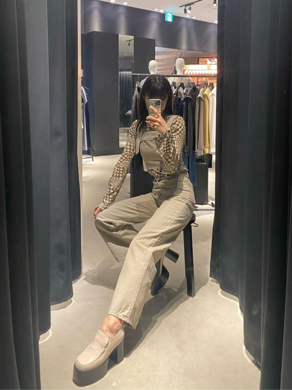 ホワイト系のローファー、ベージュ系のベスト、その他のTシャツ/カットソーを着用したレディースの春コーディネートの6枚目の写真