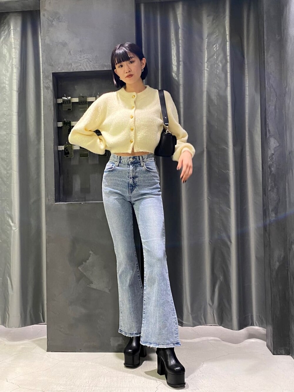 ブラック系のブーツ、ブラウン系のテーラードジャケット、ブルー系のデニムパンツを着用したレディースの秋コーディネートの3枚目の写真