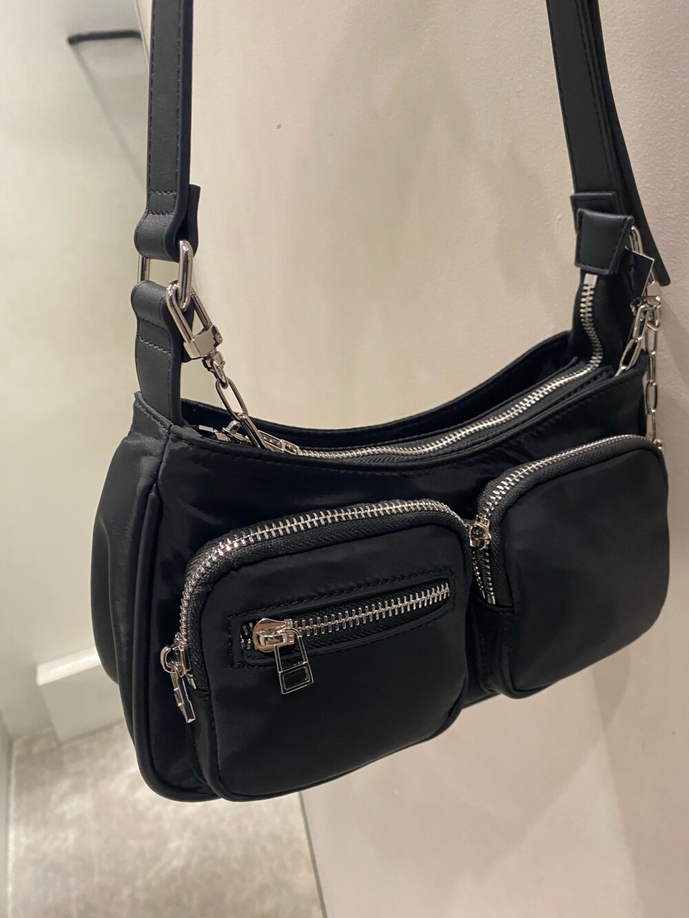 ブラック系のサンダル、ブルー系のデニムパンツ、ブラック系のシャツ/ブラウスを着用したレディースの夏コーディネートの10枚目の写真