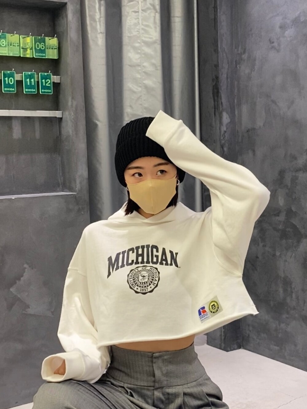 ブラック系のブーツ、グレー系のその他パンツ、ホワイト系のパーカーを着用したレディースの冬コーディネートの7枚目の写真