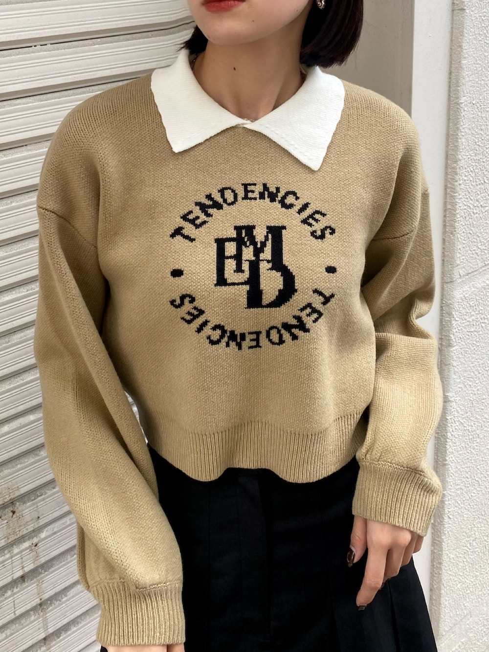 ブラック系のスカート、ブラック系のMA-1、ブラック系のブーツを着用したレディースの秋コーディネートの6枚目の写真