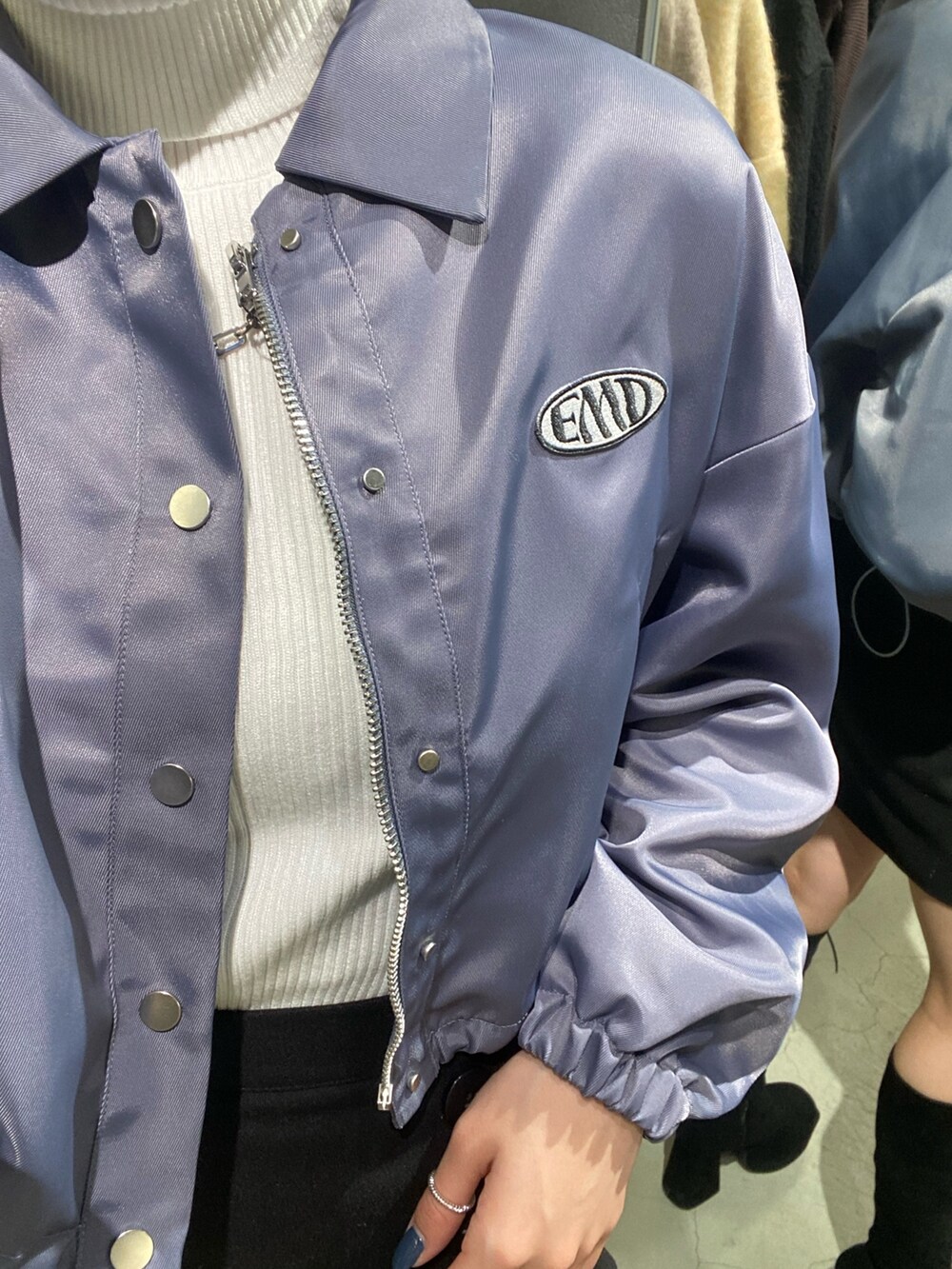 ブラック系のスカート、ブラック系のブーツ、グレー系のブルゾンを着用したレディースの冬コーディネートの6枚目の写真