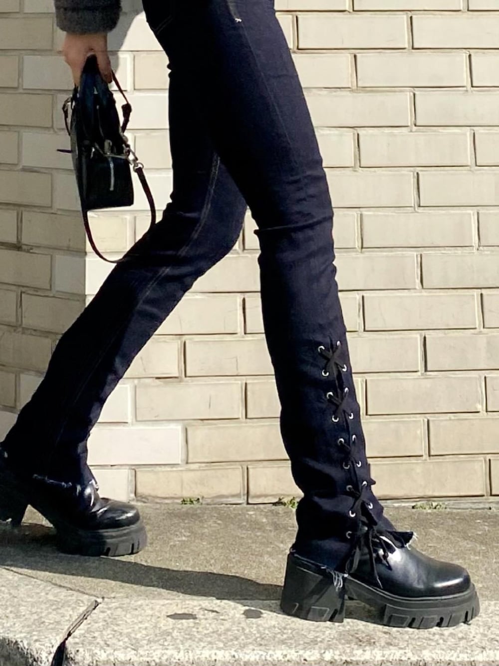 ブルー系のデニムパンツ、ブラック系のブーツ、ブルー系のスウェットを着用したレディースの冬コーディネートの10枚目の写真