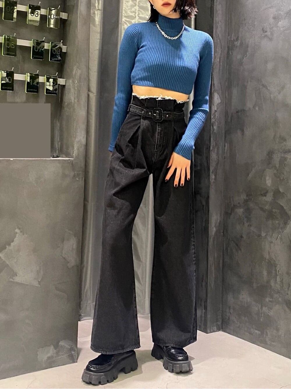 ブラック系のローファー、ブラック系のローファー、ブラック系のデニムパンツを着用したレディースの秋コーディネートの2枚目の写真