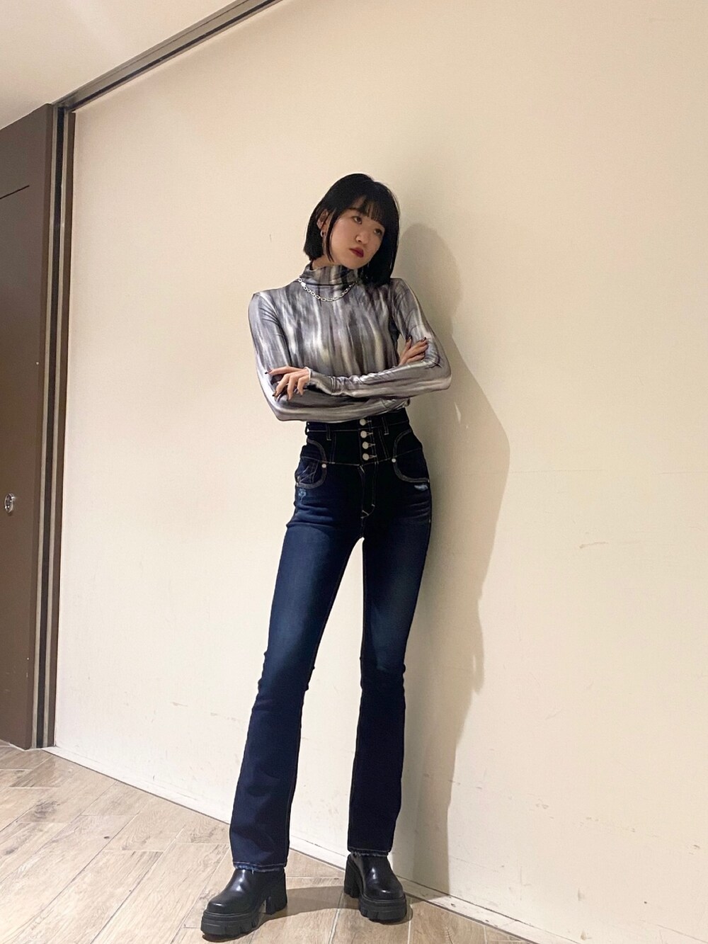 ブルー系のデニムパンツ、ブラック系のブーツ、ブラック系のMA-1を着用したレディースの秋コーディネートの3枚目の写真