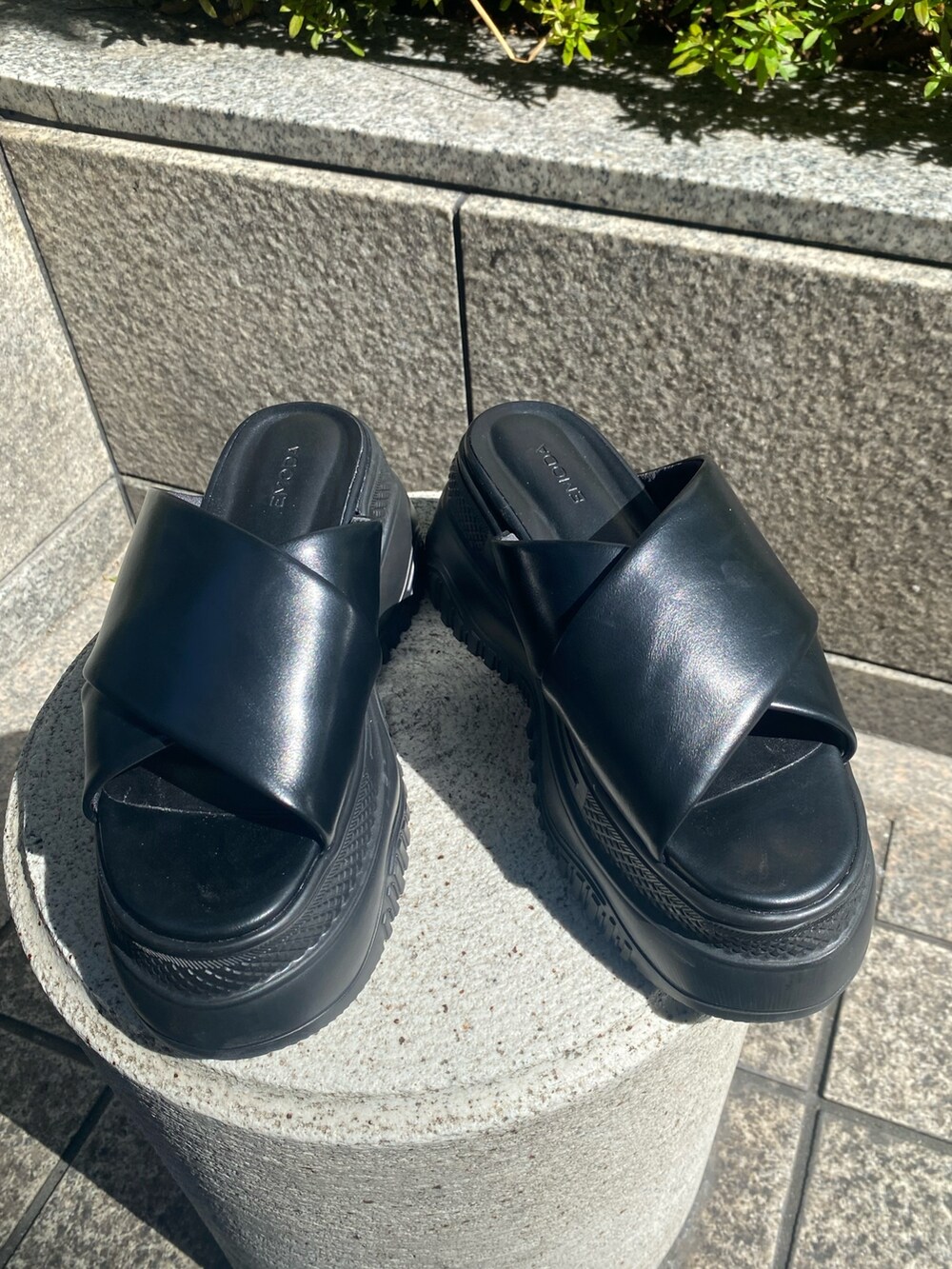 ブラック系のサンダル、ブラック系のカーゴパンツ、ベージュ系のその他トップスを着用したレディースの夏コーディネートの8枚目の写真