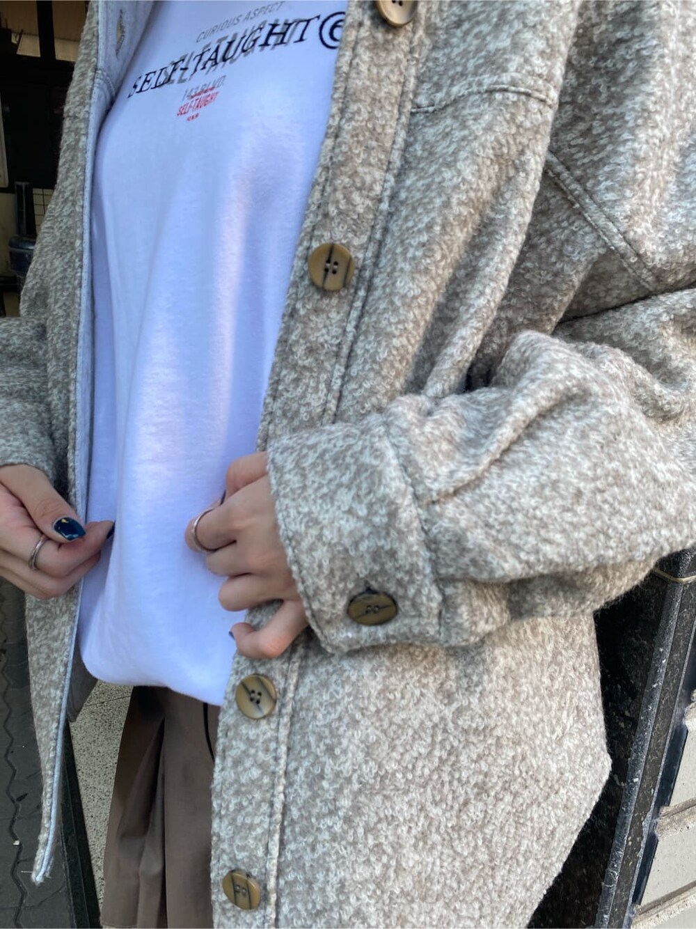 ブラック系のローファー、ブラック系のローファー、ベージュ系のスカートを着用したレディースの秋コーディネートの7枚目の写真