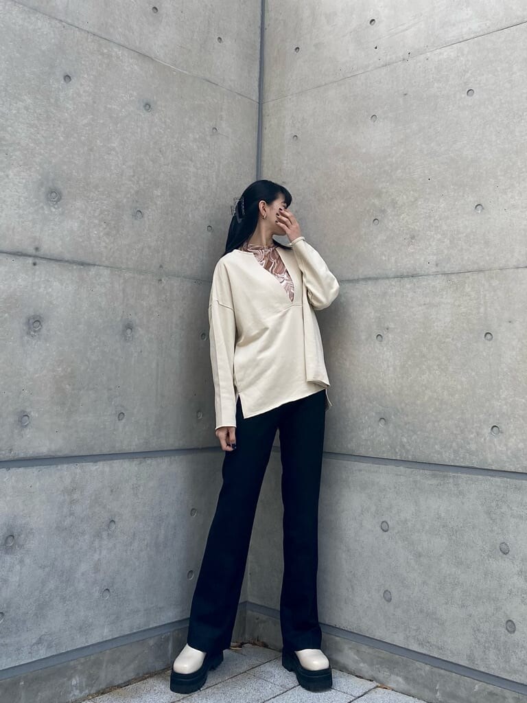 その他のTシャツ/カットソー、ブラック系のその他パンツ、ホワイト系のTシャツ/カットソーを着用したレディースの冬コーディネートの2枚目の写真