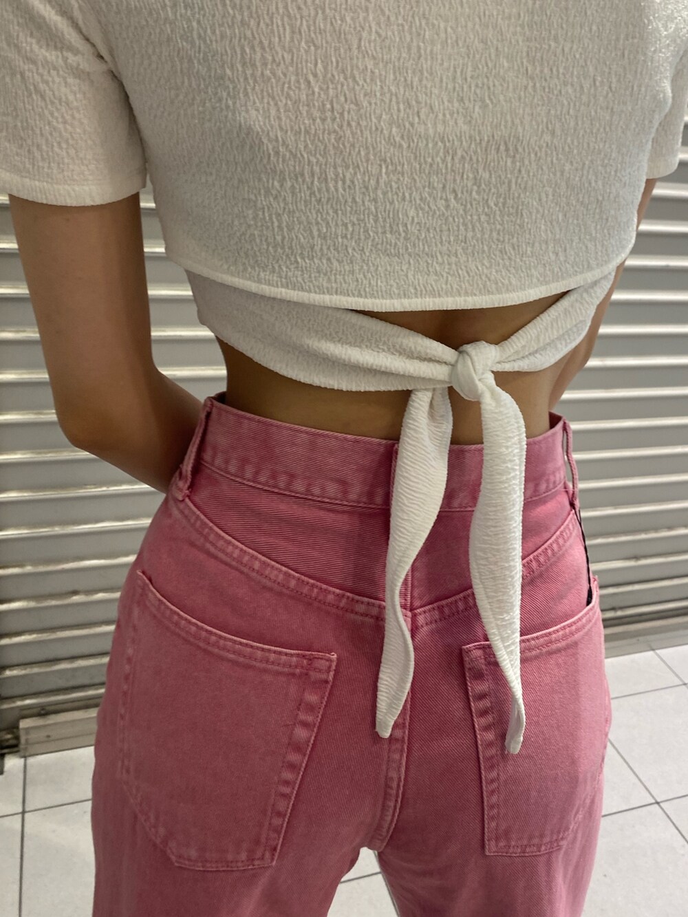 ホワイト系のサンダル、ピンク系のデニムパンツ、ホワイト系のTシャツ/カットソーを着用したレディースの春コーディネートの9枚目の写真