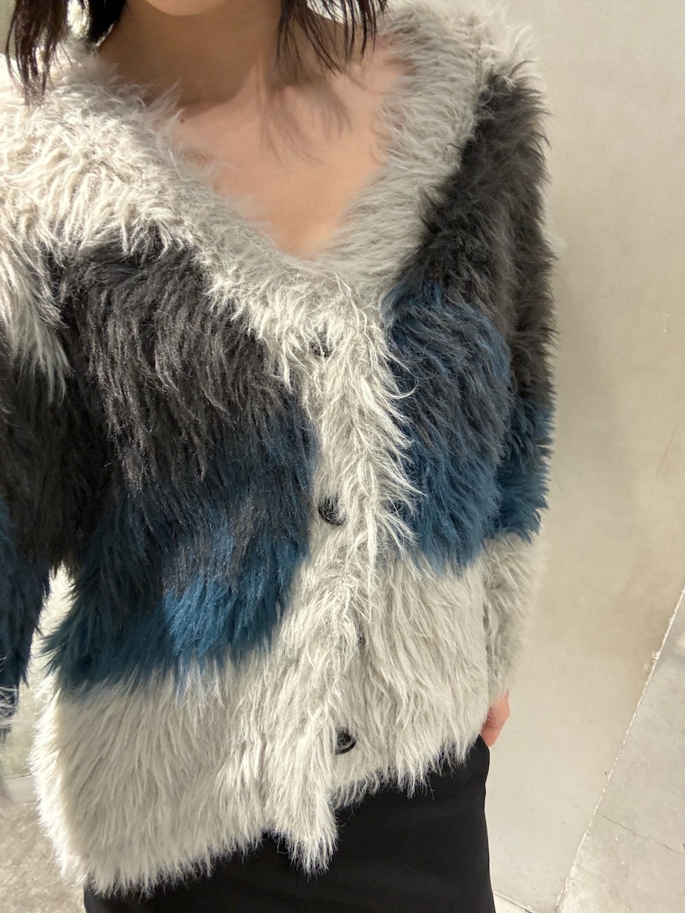 その他のブーツ、ブラック系のスカート、その他のカーディガン/ボレロを着用したレディースの秋コーディネートの5枚目の写真