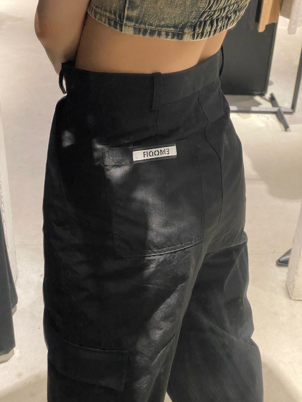 ブラック系のサンダル、ブラック系のカーゴパンツ、ベージュ系のその他トップスを着用したレディースの夏コーディネートの6枚目の写真