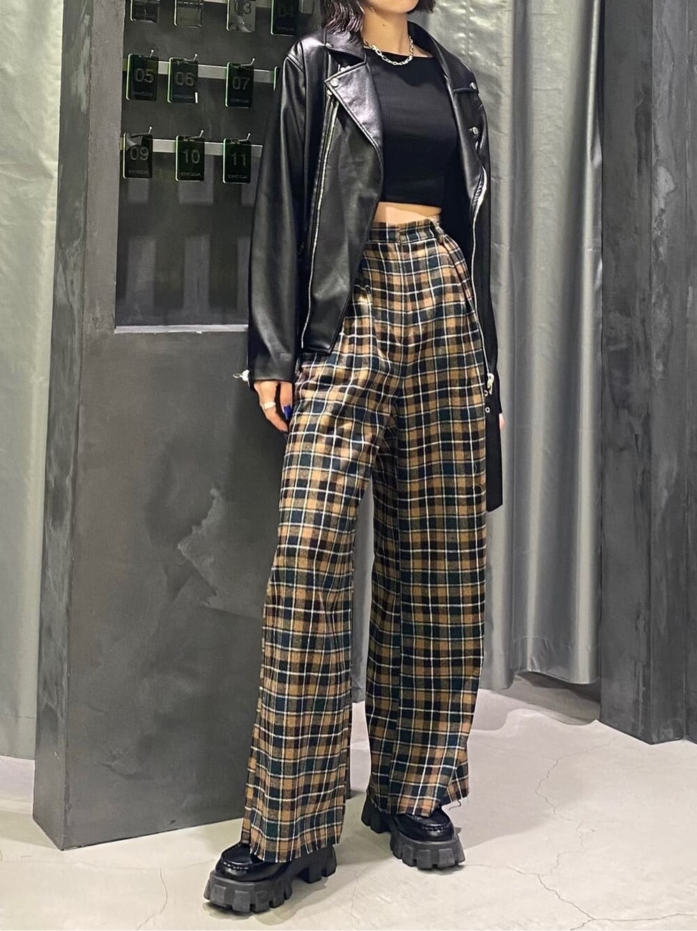 ブラック系のライダースジャケット、ブラック系のTシャツ/カットソー、ブラック系のローファーを着用したレディースの秋コーディネートの3枚目の写真