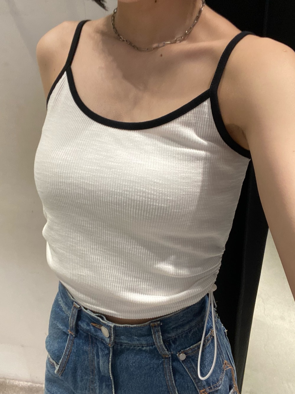 ブラック系のサンダル、ブルー系のデニムパンツ、ホワイト系のTシャツ/カットソーを着用したレディースの夏コーディネートの7枚目の写真