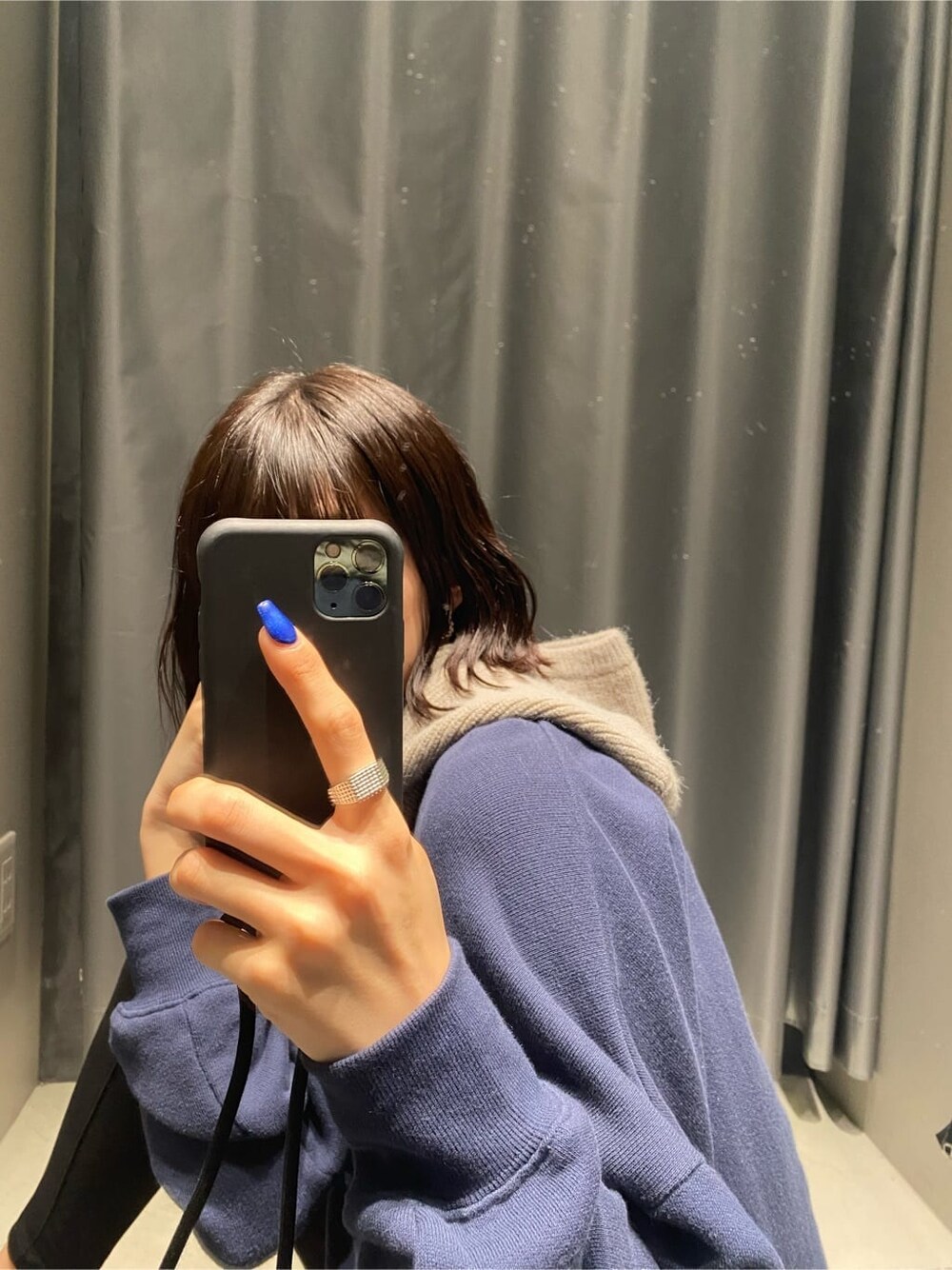 ブルー系のスウェット、グレー系のニットキャップ/ビーニーを着用したレディースの秋コーディネートの3枚目の写真