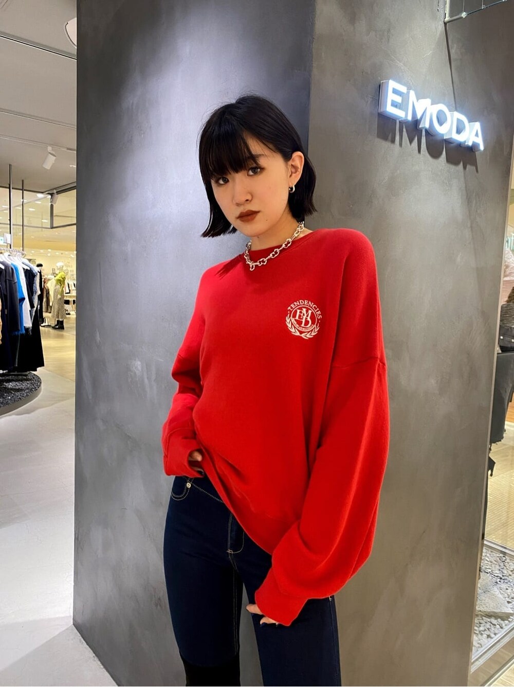 ブルー系のデニムパンツ、ホワイト系のスウェットを着用したレディースの秋コーディネートの2枚目の写真