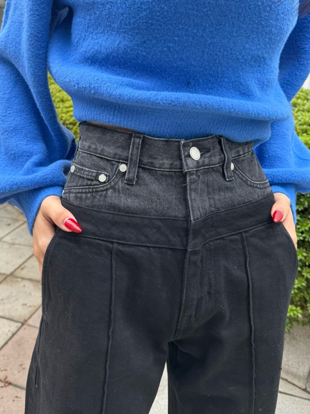 ブラック系のデニムパンツ、ブラック系のハンドバッグ、ブラック系のムートンコートを着用したレディースの冬コーディネートの9枚目の写真