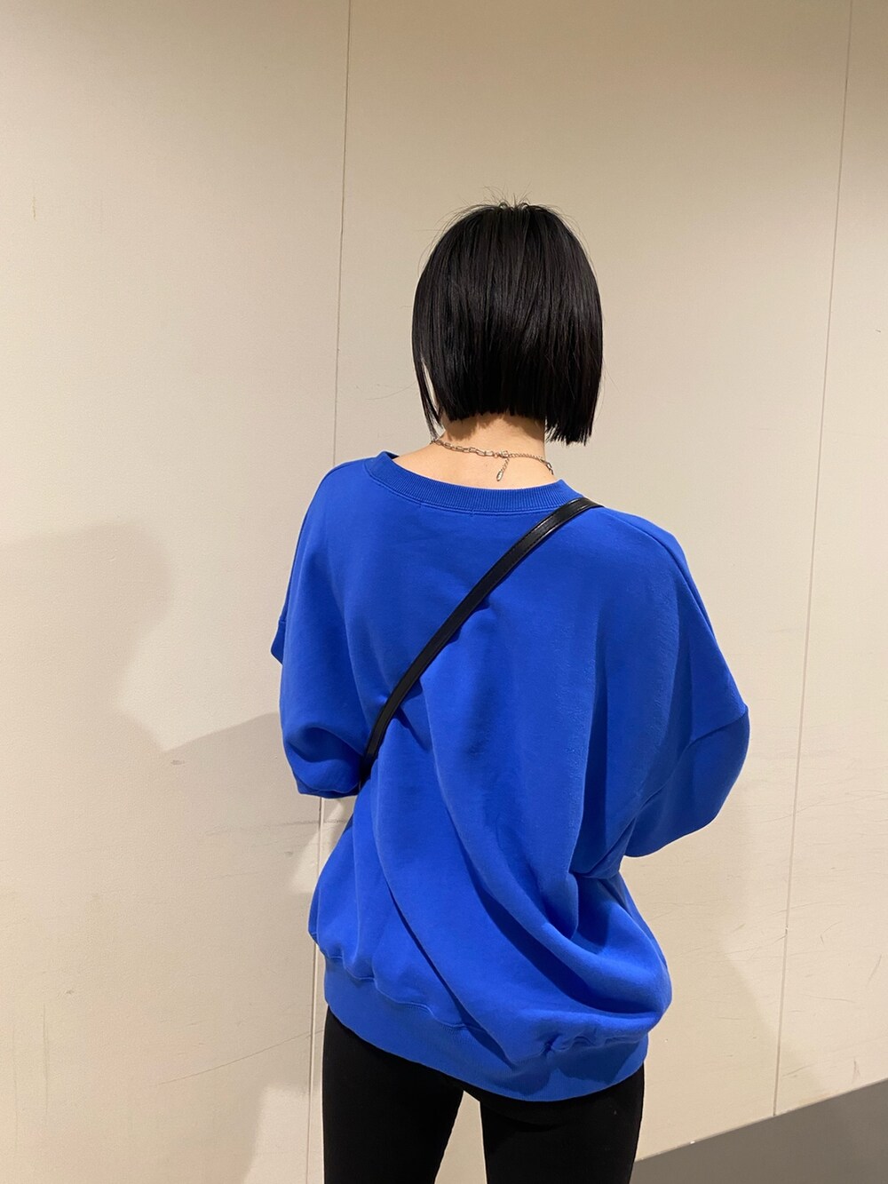 ブラック系のブーツ、ブラック系のその他パンツ、ブルー系のスウェットを着用したレディースの冬コーディネートの5枚目の写真