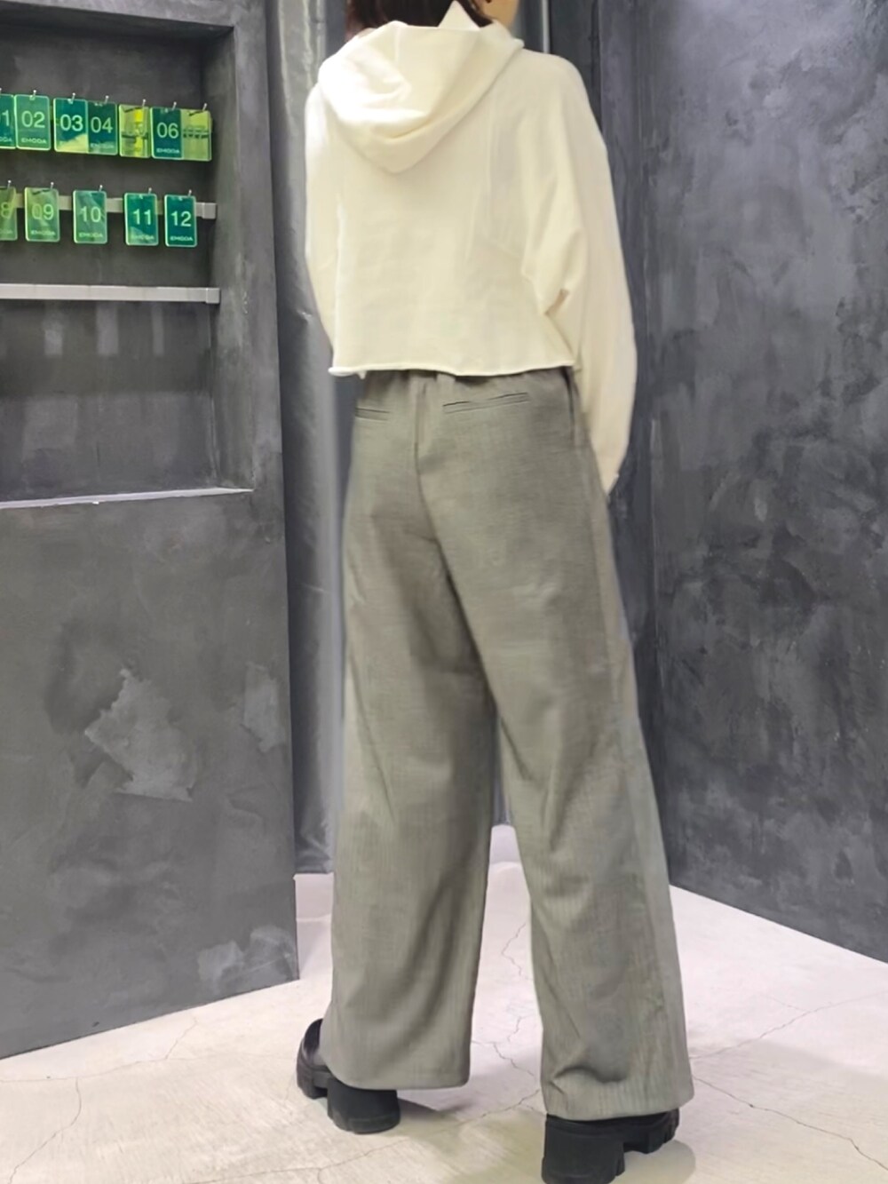 ブラック系のブーツ、グレー系のその他パンツ、ホワイト系のパーカーを着用したレディースの冬コーディネートの6枚目の写真