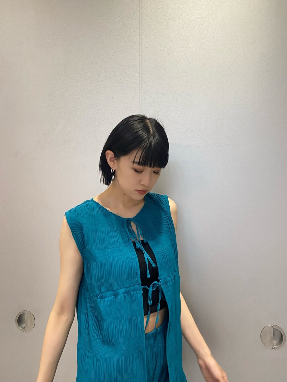 ブルー系のその他パンツ、ブラック系のキャミソール、ブルー系のTシャツ/カットソーを着用したレディースの夏コーディネートの6枚目の写真