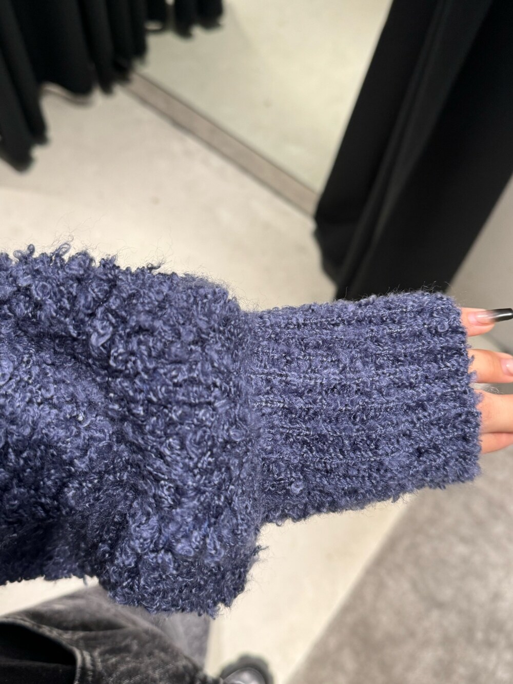 ブラック系のデニムパンツ、ブルー系のニット/セーター、ブラック系のローファーを着用したレディースの秋コーディネートの8枚目の写真