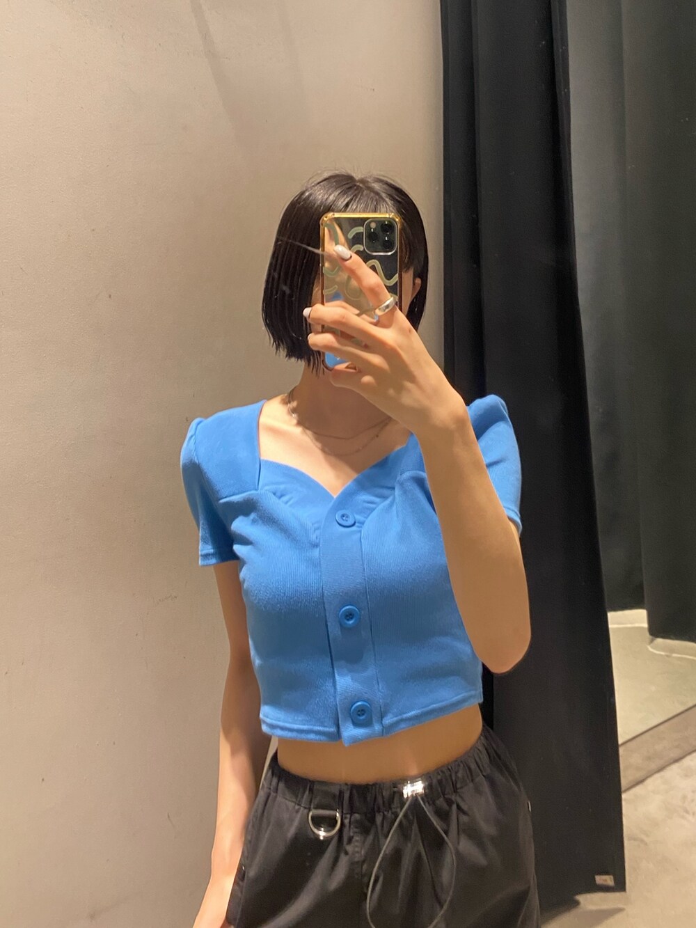 ブラック系のサンダル、ブラック系のスカート、ブルー系のTシャツ/カットソーを着用したレディースの春コーディネートの7枚目の写真