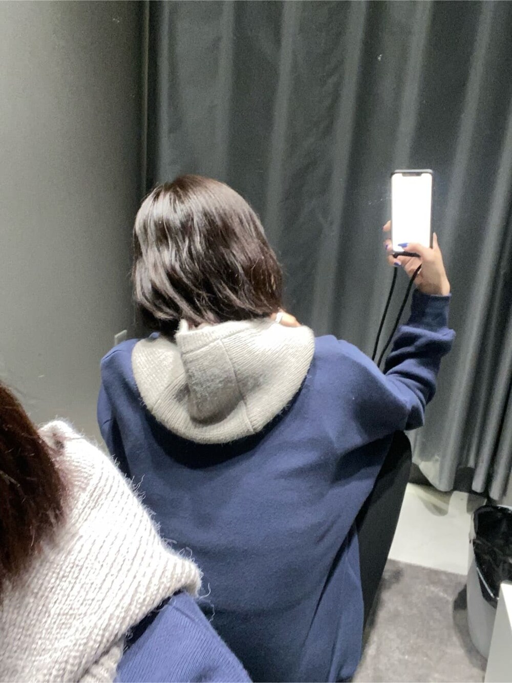 ブルー系のスウェット、グレー系のニットキャップ/ビーニーを着用したレディースの秋コーディネートの4枚目の写真