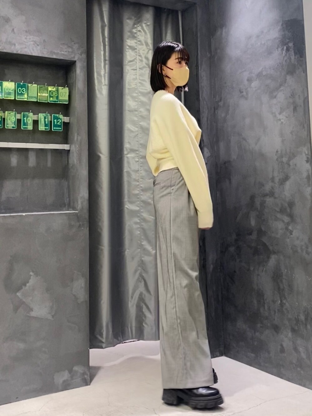 ブラック系のブーツ、グレー系のその他パンツ、ホワイト系のニット/セーターを着用したレディースの冬コーディネートの4枚目の写真