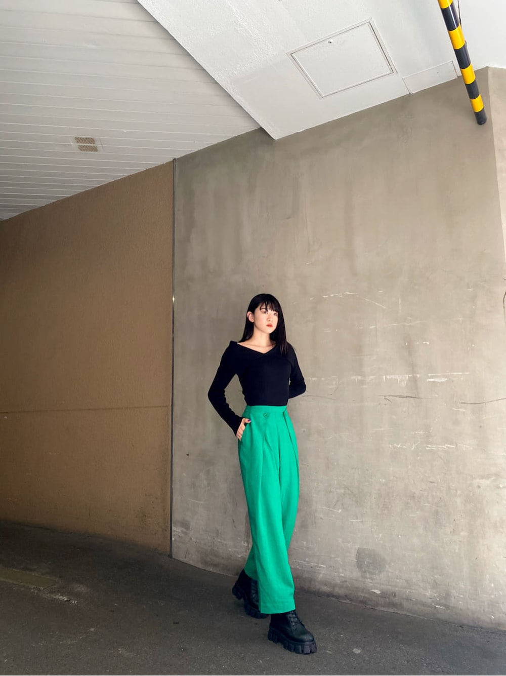 グリーン系のその他パンツ、ブラック系のニット/セーターを着用したレディースの冬コーディネートの4枚目の写真