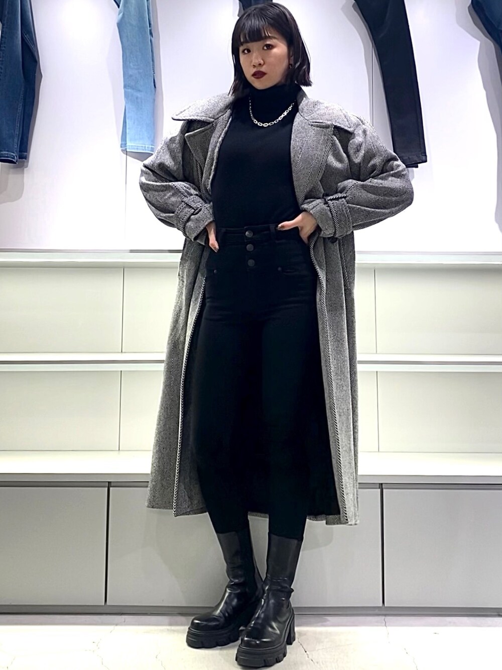その他のチェスターコート、ブラック系のブーツ、ブラック系のニット/セーターを着用したレディースの秋コーディネートの5枚目の写真