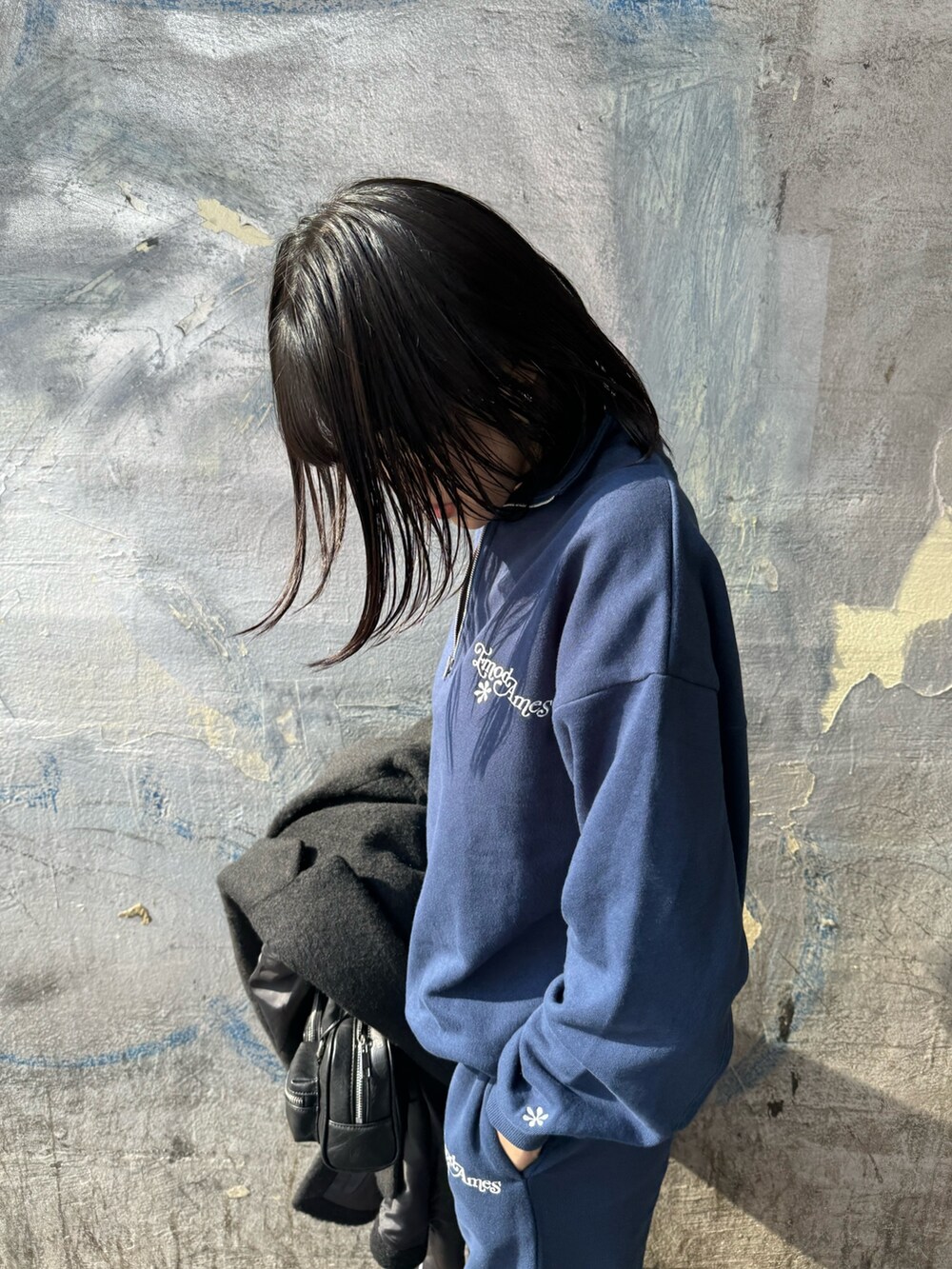 ブルー系のTシャツ/カットソー、ブルー系のTシャツ/カットソー、ブラック系のチェスターコートを着用したレディースの秋コーディネートの7枚目の写真