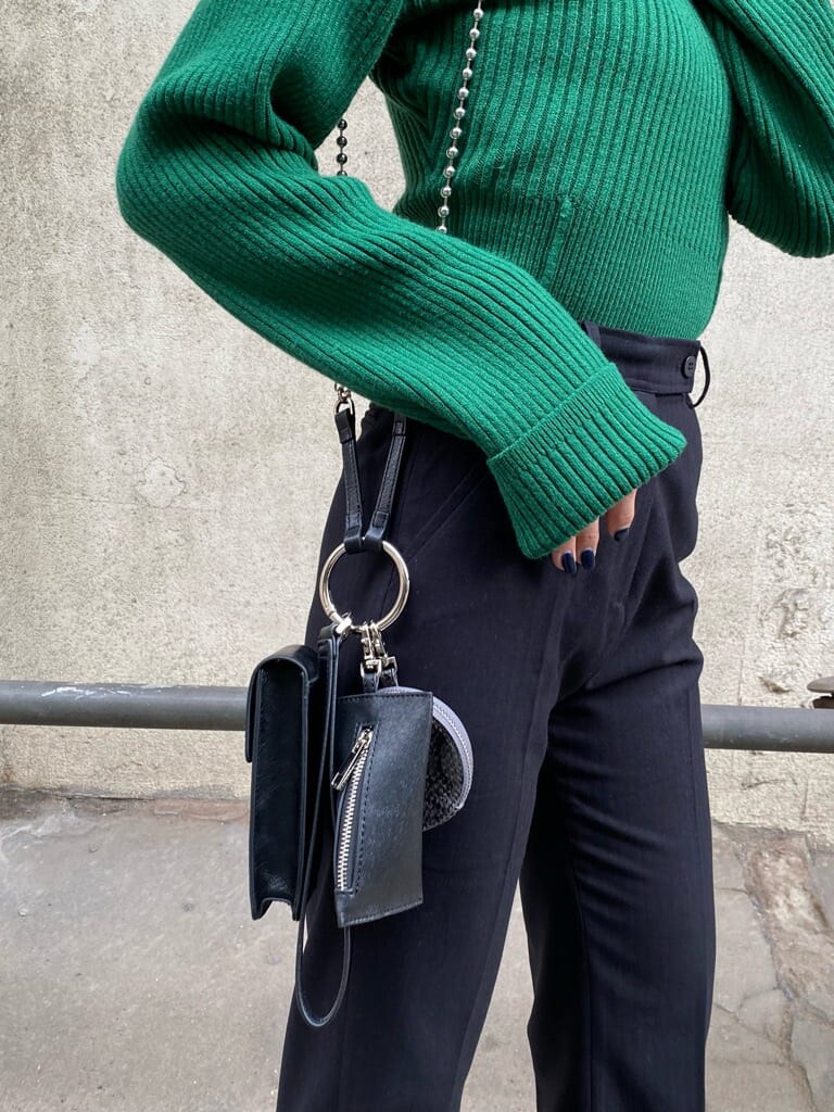 ブラック系のローファー、ブラック系のその他パンツ、グリーン系のニット/セーターを着用したレディースの冬コーディネートの8枚目の写真