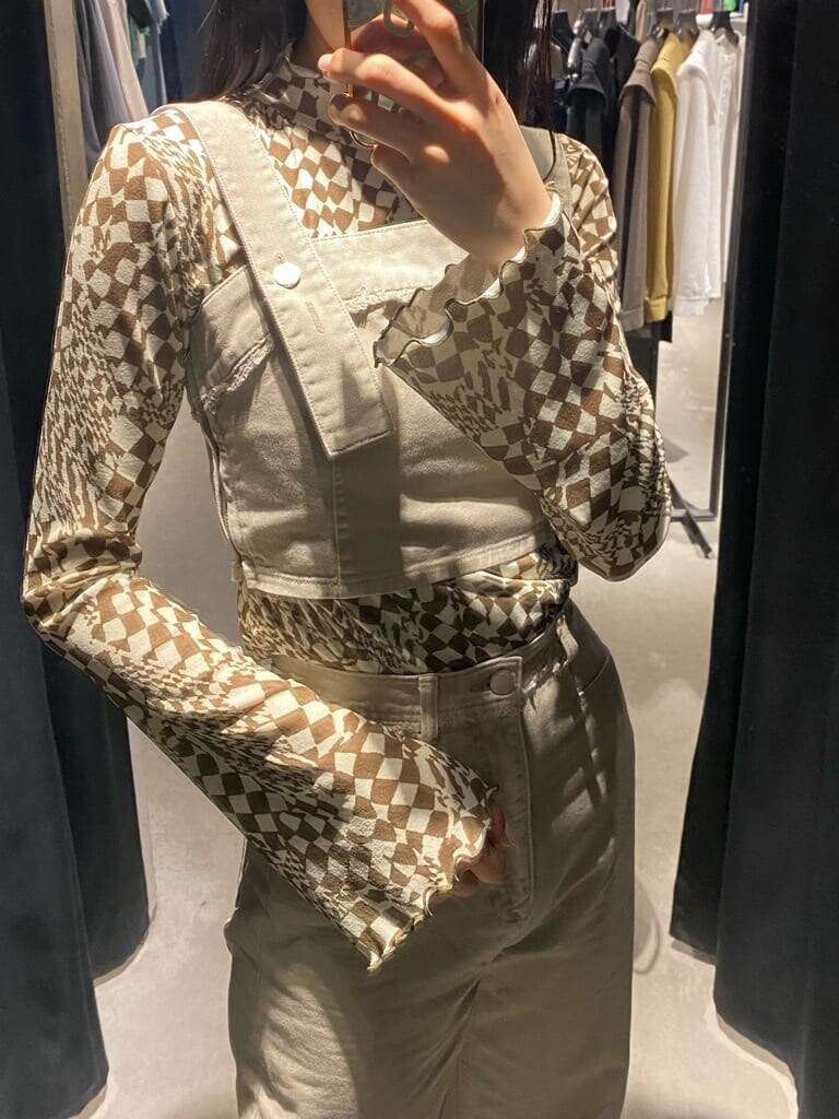 ホワイト系のローファー、ベージュ系のベスト、その他のTシャツ/カットソーを着用したレディースの春コーディネートの5枚目の写真