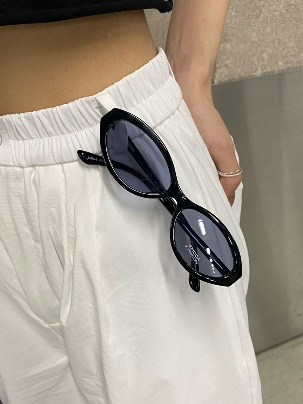 ホワイト系のその他パンツ、ブラック系のブーツ、ブラック系のTシャツ/カットソーを着用したレディースの春コーディネートの10枚目の写真