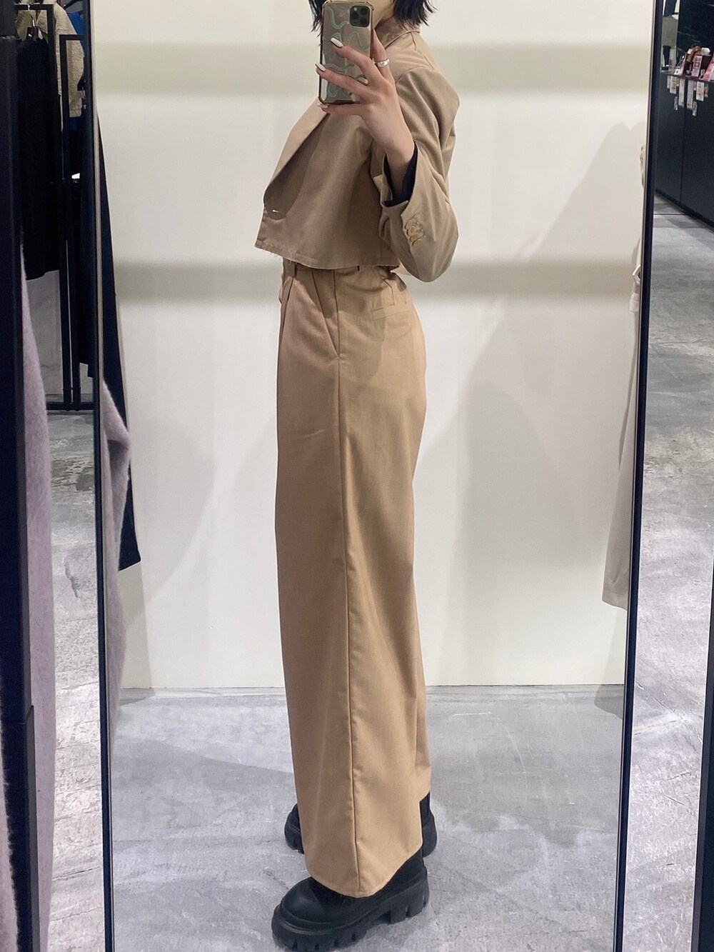 ブラック系のブーツ、ベージュ系のその他パンツ、ベージュ系のテーラードジャケットを着用したレディースの冬コーディネートの3枚目の写真