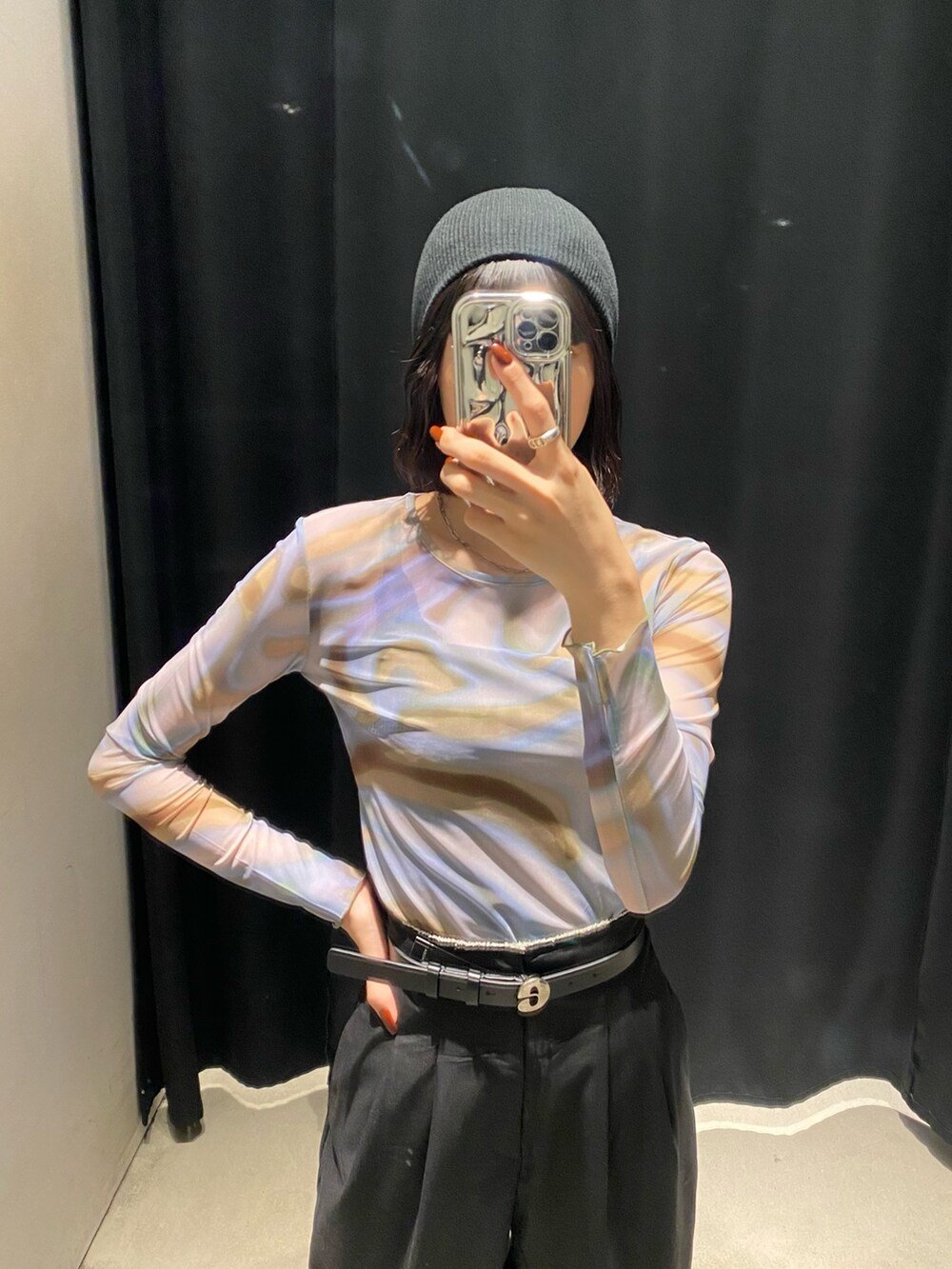 ブラック系のブーツ、ブラック系のその他パンツ、その他のTシャツ/カットソーを着用したレディースの秋コーディネートの7枚目の写真