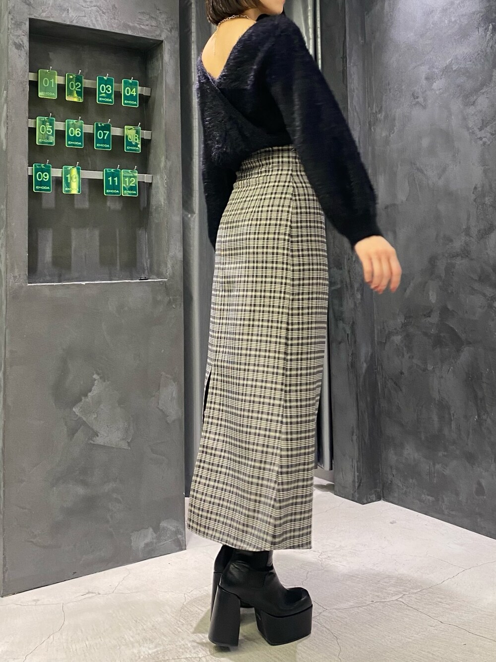 ブラック系のブーツ、ブラック系のニット/セーター、その他のスカートを着用したレディースの冬コーディネートの5枚目の写真