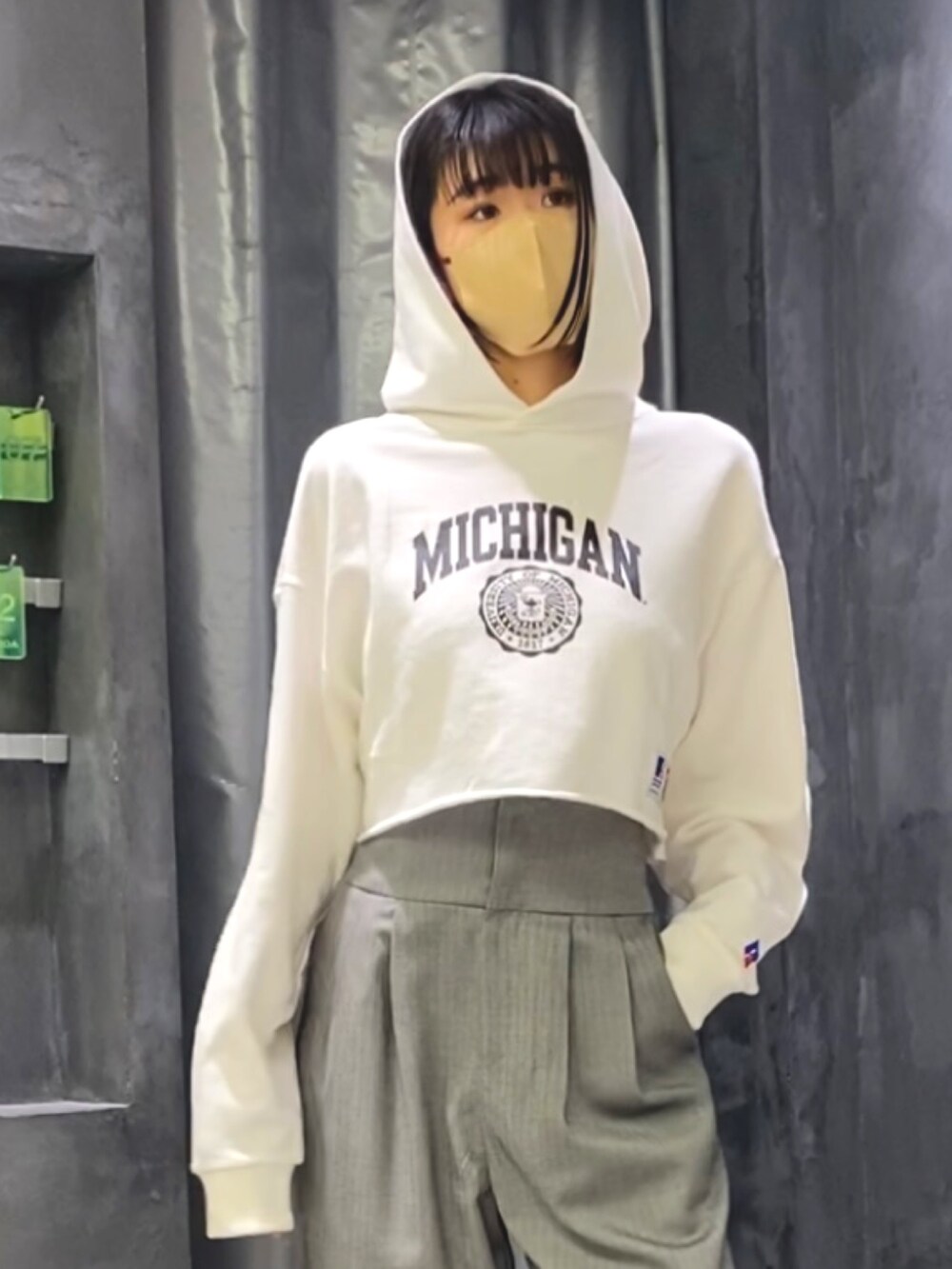 ブラック系のブーツ、グレー系のその他パンツ、ホワイト系のパーカーを着用したレディースの冬コーディネートの8枚目の写真