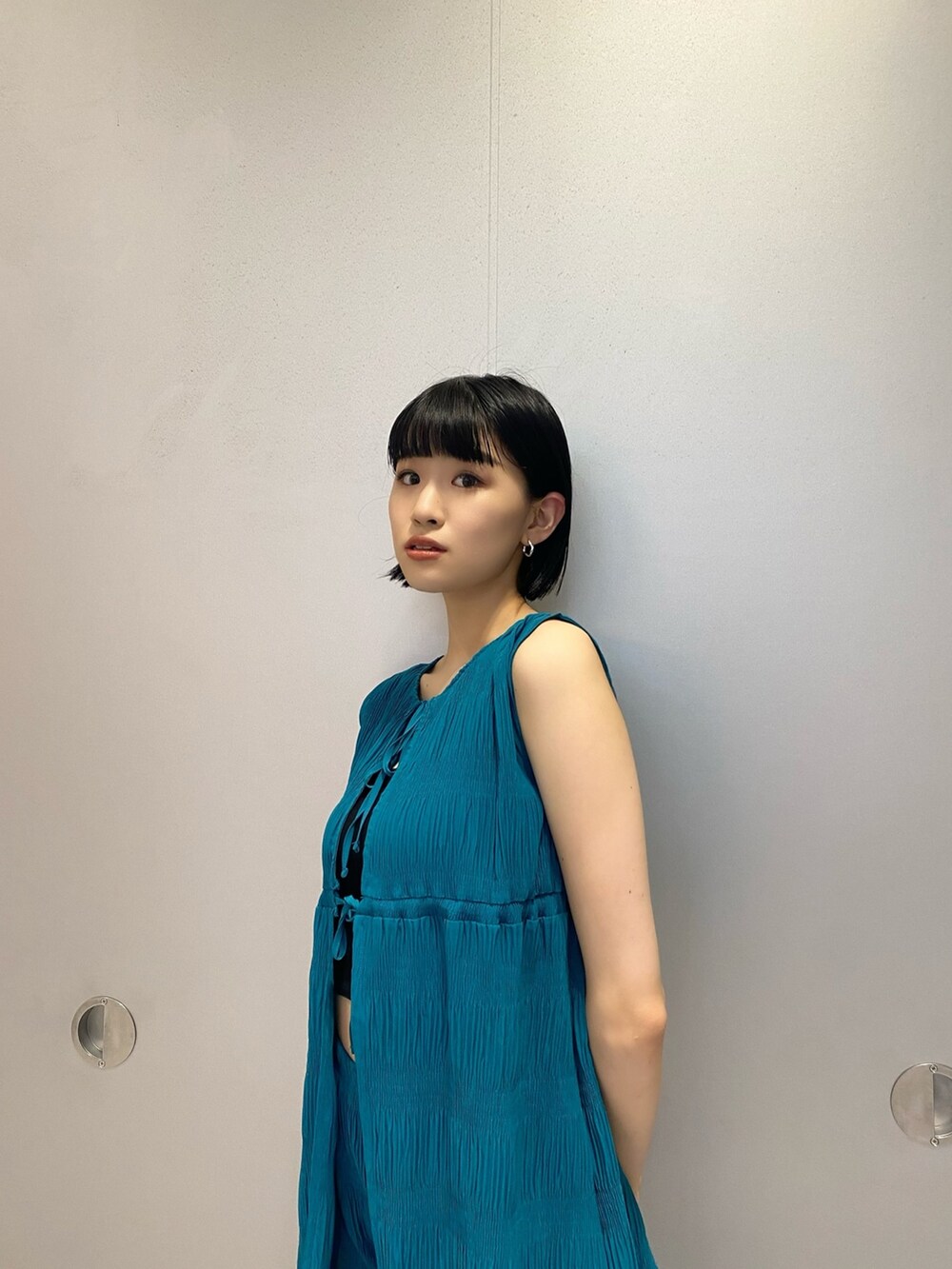 ブルー系のその他パンツ、ブラック系のキャミソール、ブルー系のTシャツ/カットソーを着用したレディースの夏コーディネートの5枚目の写真