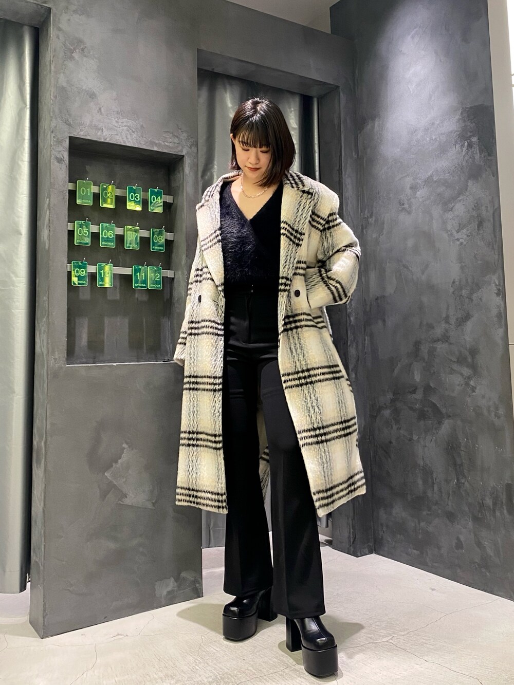 ブラック系のブーツ、ブラック系のその他パンツ、ブラック系のニット/セーターを着用したレディースの冬コーディネートの4枚目の写真